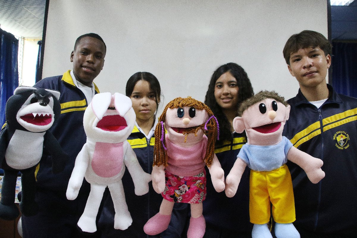 EducacionZ8_Ec's tweet photo. 🌐 El Colegio Fiscal Aguirre Abad fue sede de una jornada de aprendizaje y prevención. Junto a estudiantes de varias unidades educativas, promovemos el uso responsable de la tecnología. 🕹️ 
#ElNuevoEcuador https://t.co/0iEc4hLfaD