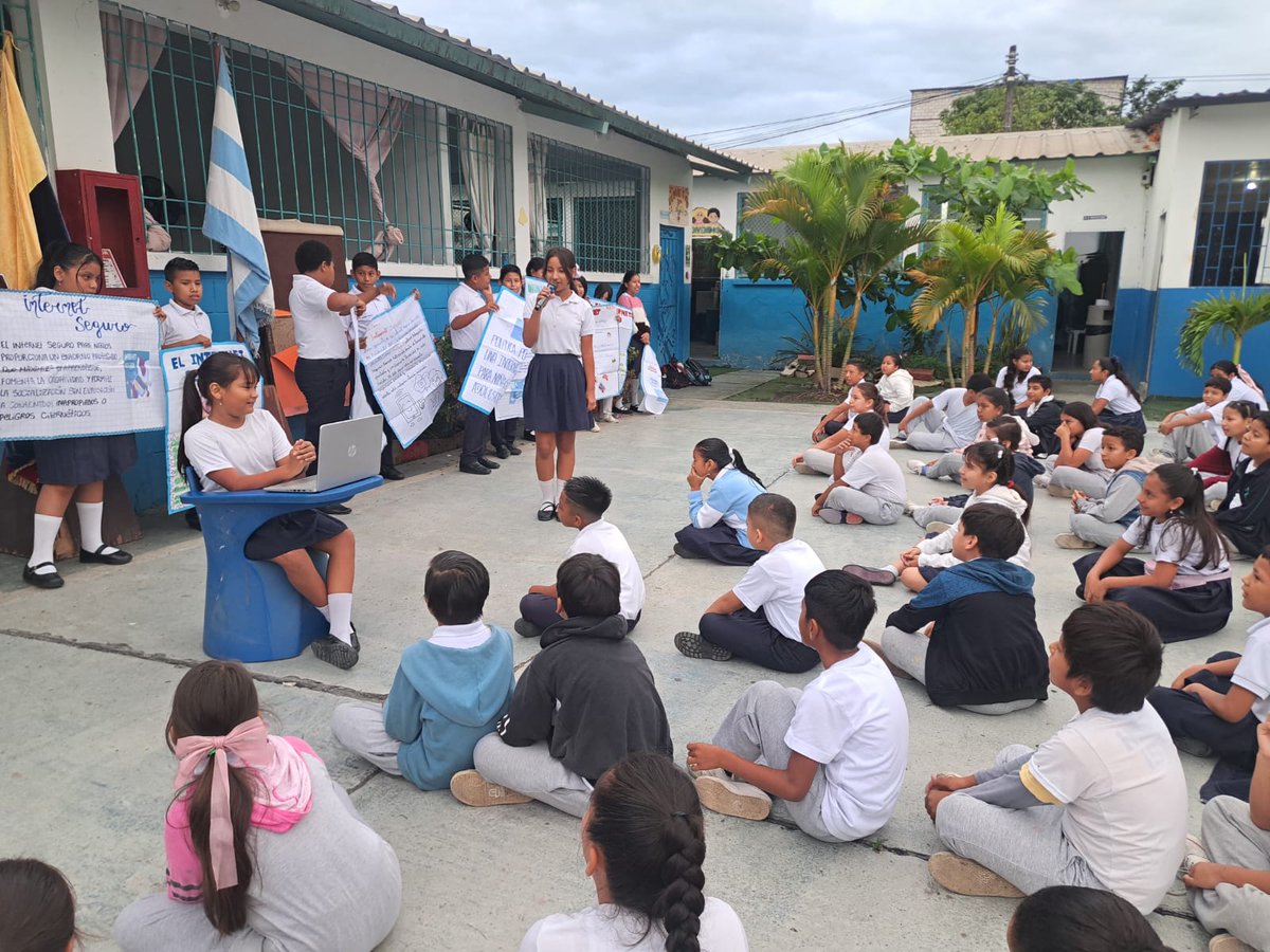 EducacionZ8_Ec's tweet photo. 🎨 A través de juegos lúdicos y dinámicas interactivas, nuestros jóvenes aprenden a navegar con seguridad y a proteger su huella digital de forma dinámica y divertida. 
El talento se hizo presente con presentaciones artísticas llenas de mensajes positivos. 🤝
#ElNuevoEcuador https://t.co/B13QQPQRIS