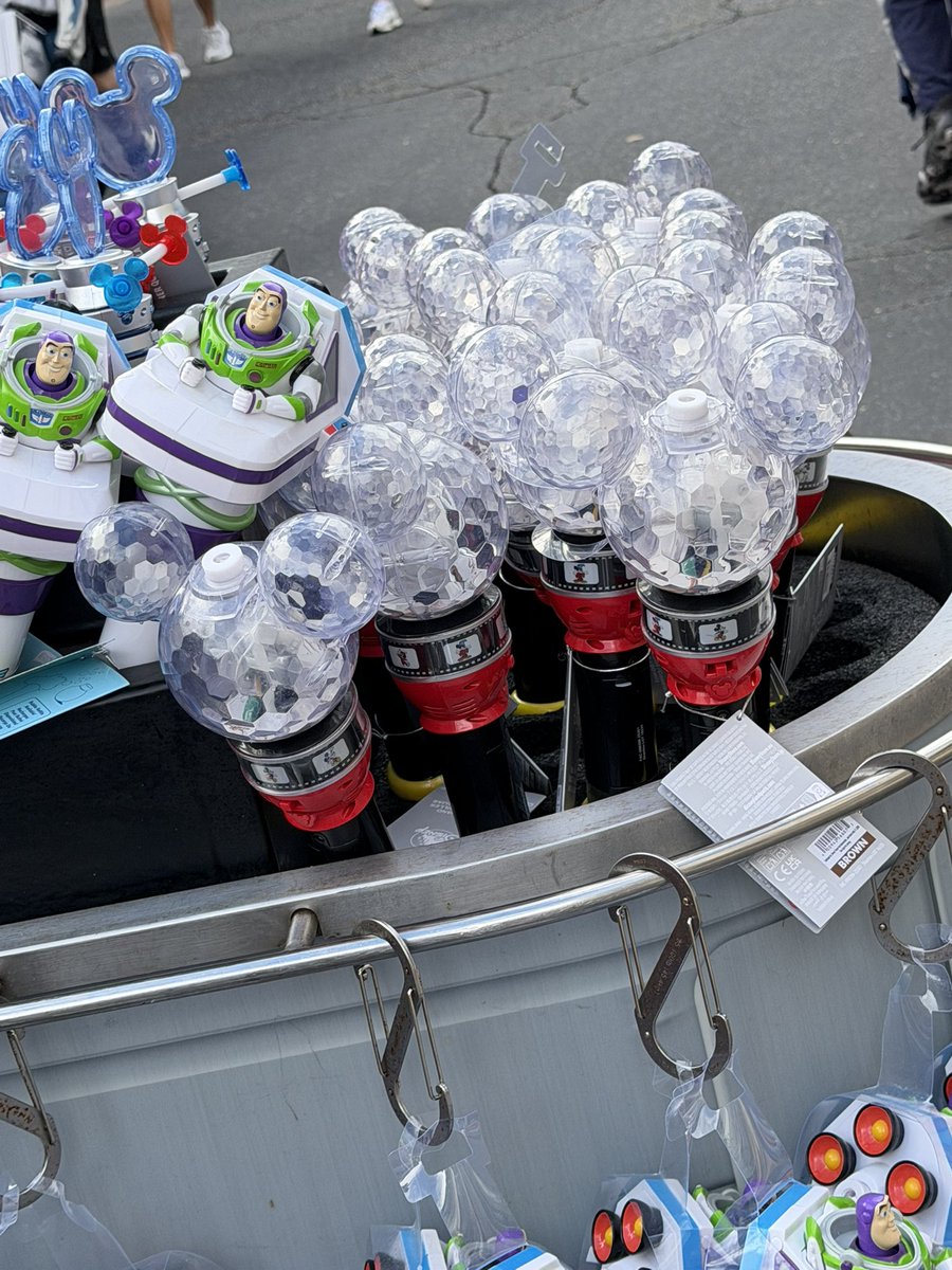 ando Disney y no alcancé una army bomb… mejor me llevo esto 🫩 JAJDJWJKS #ARMY #bts #BTS_ARIRANG #DisneyAdventureWorld