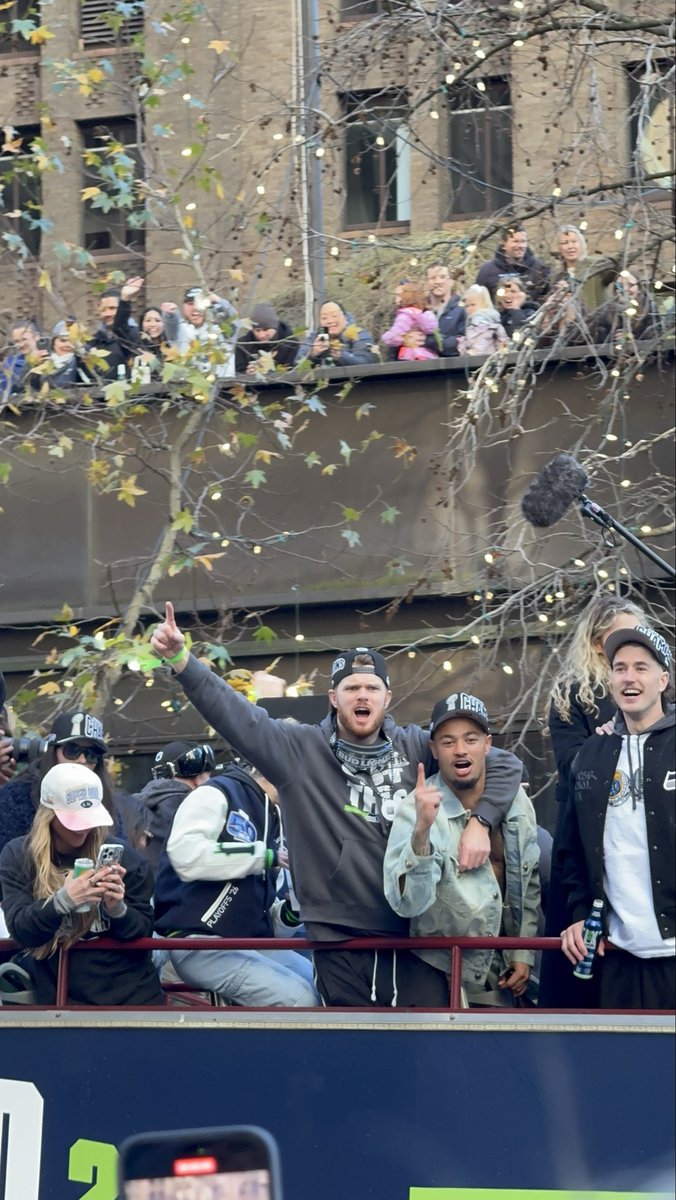 immeredithyo's tweet photo. Love celebrating our Seahawks in our city 💙💚 https://t.co/c2AtkIn2HD
