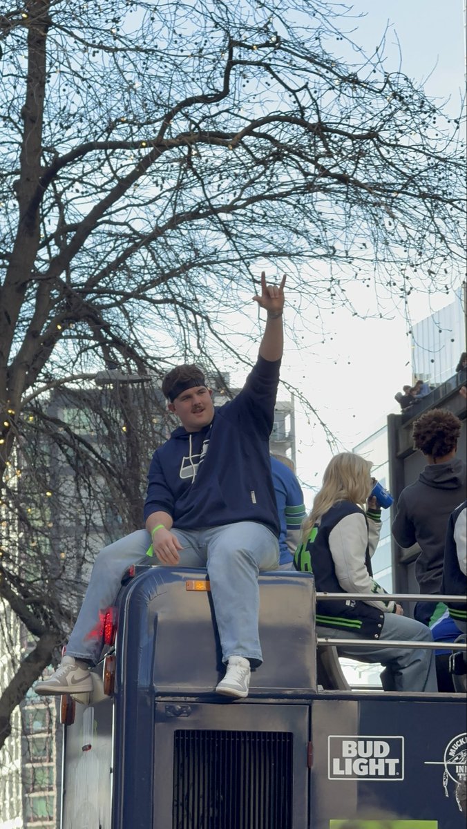 immeredithyo's tweet photo. Love celebrating our Seahawks in our city 💙💚 https://t.co/c2AtkIn2HD