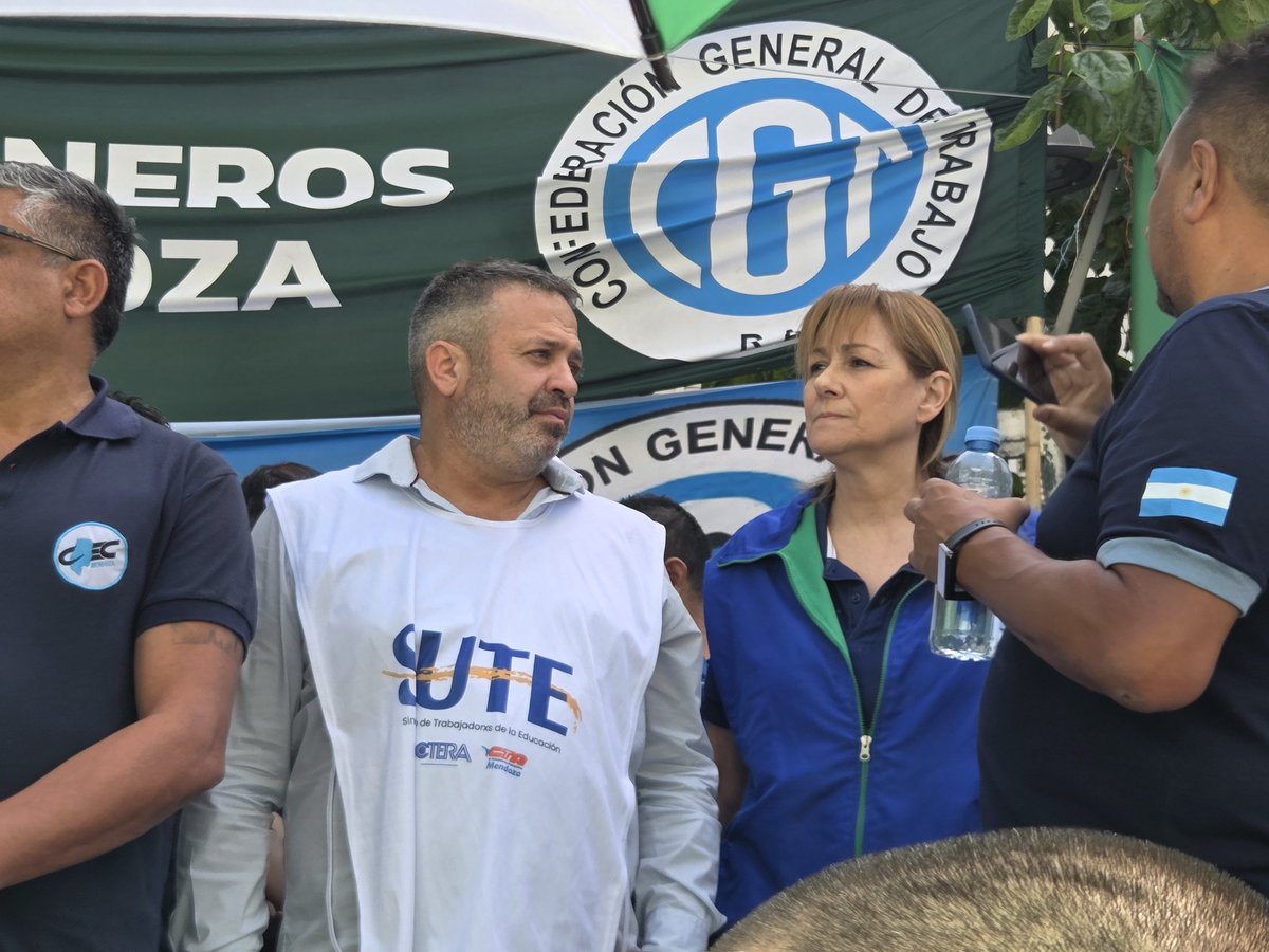 Participamos de la movilización a la Legislatura convocada por la CGT Regional.
Rechazamos una reforma que en realidad es regresión laboral y ataca derechos conquistados.
Defendemos trabajo, convenio y dignidad. ✊
#NoEsReformaEsRegresión
#LaBancariaMendoza
#CGTMendoza
