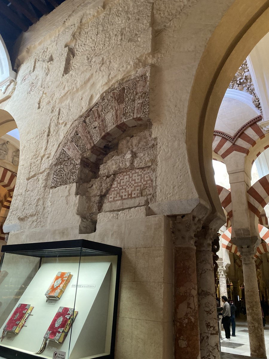 baetis77's tweet photo. Algunos de los restos de la fachada exterior de época Omeya de la mezquita de Córdoba. Estos quedaron en el interior de la misma al realizar Almanzor su ampliación a finales del siglo X. https://t.co/2101S5zTDX