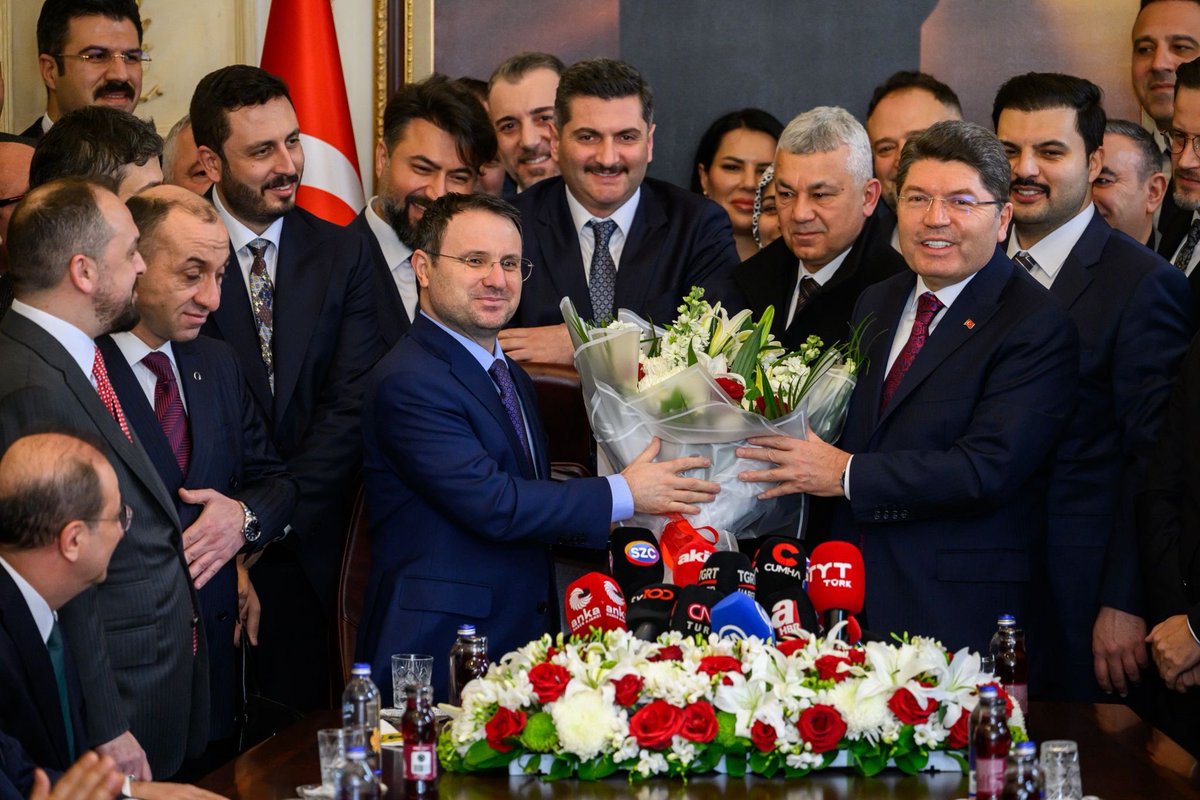 memurgram's tweet photo. Adalet Bakanı olarak atanan Sayın Akın GÜRLEK Beyefendiye yeni görevi hayırlı olsun. 

Kahramanca görev yapan İnfaz Koruma Memurlarının özlük haklarının iyileştirilmesi hakkındaki desteklerinizi bekliyoruz.

Sayın Bakanımıza görevinde başarılar diliyorum.
@abakingurlek https://t.co/1zgiXrhDDF