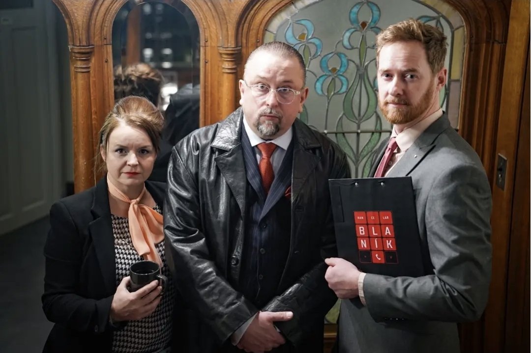 elegantní kurýr™ tweet media