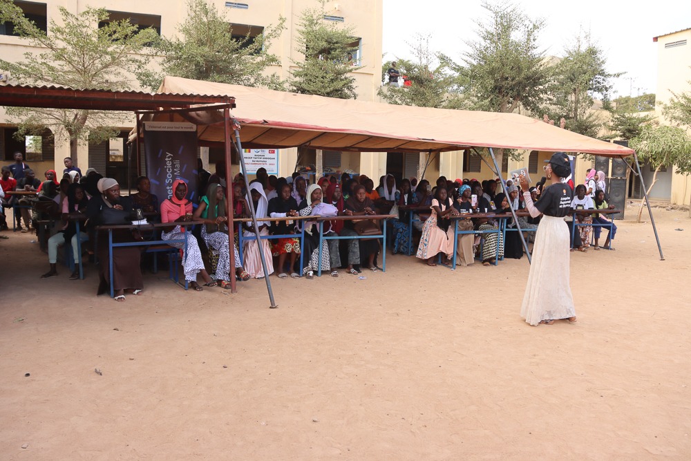 isocml's tweet image. #Campagne_de_sensibilisation_Ségou
Utiles, divertissants, mais aussi source de distraction pour les élèves. Le Lycée public de #Sébougou a pris la mesure des enjeux liés aux réseaux_sociaux et sensibilise désormais à un usage équilibré des #RS.
@VictorNdonnang @internetsociety