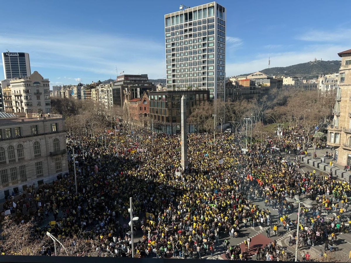 Cataluña cuenta con unos 82.000 docentes, de los cuales hoy, se han manifestado unos 70.000, según los sindicatos. Las imágenes hablan por sí mismas. 

Hace falta un gran cambio: nuestro sistema educativo está hundido.