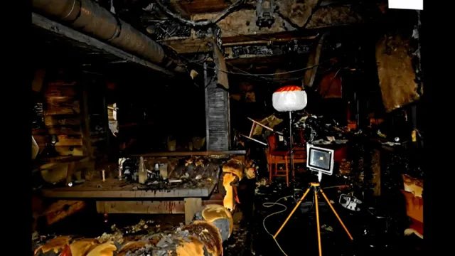 BFMTV nous sort enfin les photos de l’intérieur du Constellation juste après l’incendie. Regardez vous-mêmes ce merdier : plafond entièrement cramé par des mousses acoustiques qui partent en fumée en deux secondes, escalier en bois qui servait d’« issue de secours » (non