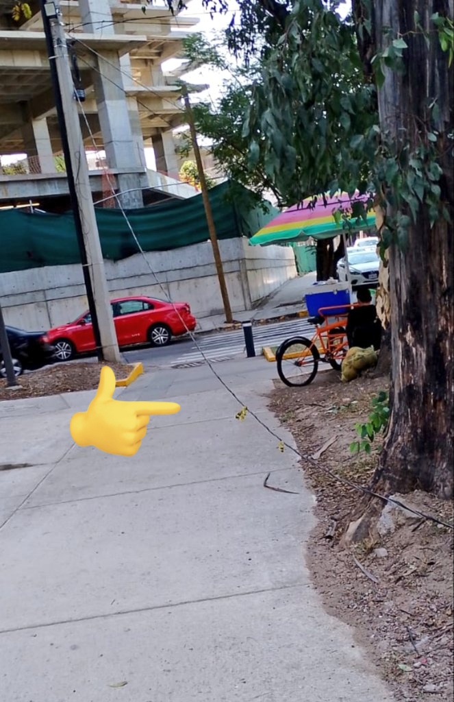JavyPAGdl's tweet photo. El parque Italia, en Providencia, en abandono por @GuadalajaraGob, tanto que anunciaron su "remodelación", @VeroDelgadilloG. Cable de alumbrado caído desde hace semanas, el contenedor de basura a reventar, la gente en esta zona es 🐷, agregando la falta de recolección... Pues🙄 https://t.co/7kEoLmYHLn