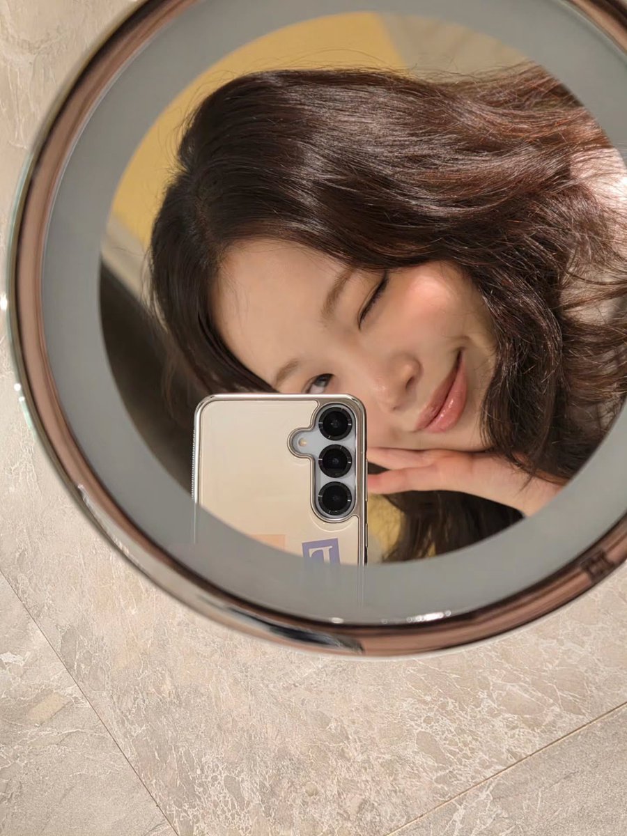 good afternoon munchkins (˶ᵔ ᵕ ᵔ˶)
I slept in a little bit so I’m just waking up

back to adulting so I’ll be a busy bee for the rest of the week. 

hope everyone has a fantastic day muah 
                           𐙚⋆°🦢｡⋆♡