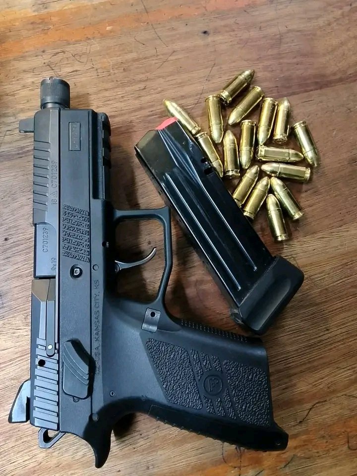 lnnocent191535's tweet photo. 🚨 Tracing Unit nabbed a 44-year-old in New Germany for attempted murder in KwaNdengezi—allegedly fired in a tuckshop then fled. Cops seized his licensed firearm and the getaway car. Investigations continue.
#NewGermany
#KwaNdengezi
#CrimeWatch https://t.co/lQxwEOOzyL