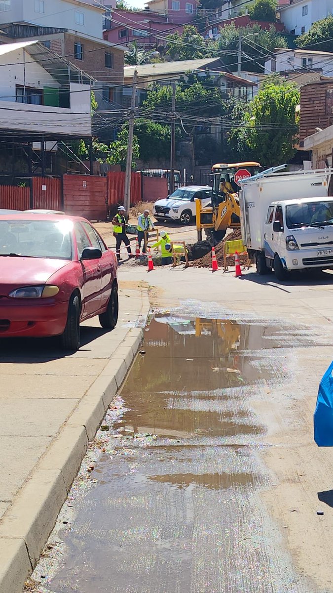 mackayire's tweet photo. @_ESVAL desde el día jueves que no tenemos la solución definitiva de una reparación de matriz en calle las rocas con JM Riquelme sector forestal, no entra el servicio de aseo y la calle cerrada por el socavón del año pasado https://t.co/uuDRFmfYoU