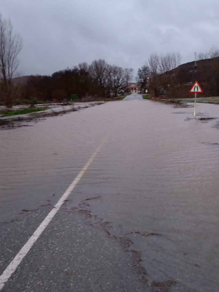 DipuSG's tweet photo. ❌ Cortada carretera SG-P-3121 entre Laguna de Contreras y la ctra autonómica SG-241(Sacramenia a Peñafiel) por desbordamiento del río Duratón https://t.co/FA67TI3Soh