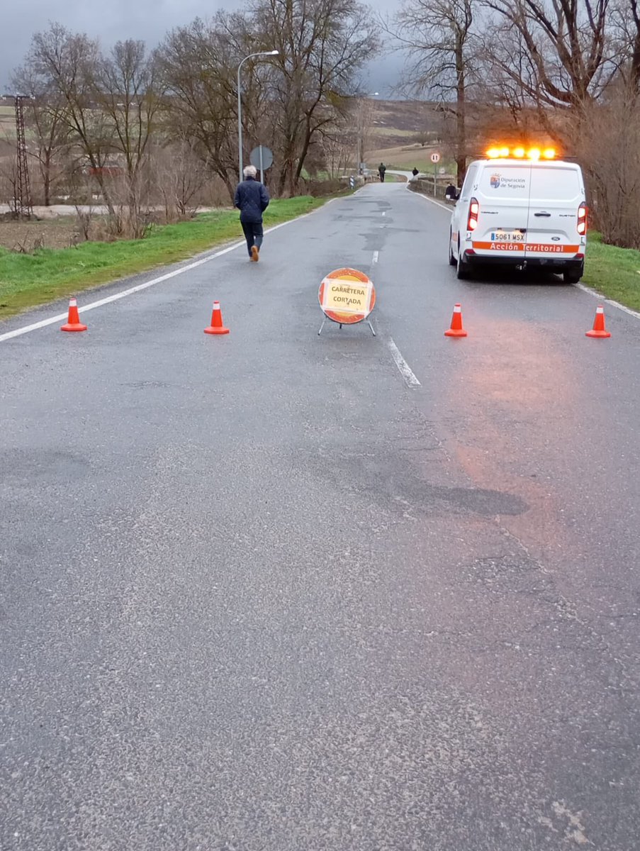 DipuSG's tweet photo. ❌ Cortada carretera SG-P-3121 entre Laguna de Contreras y la ctra autonómica SG-241(Sacramenia a Peñafiel) por desbordamiento del río Duratón https://t.co/FA67TI3Soh