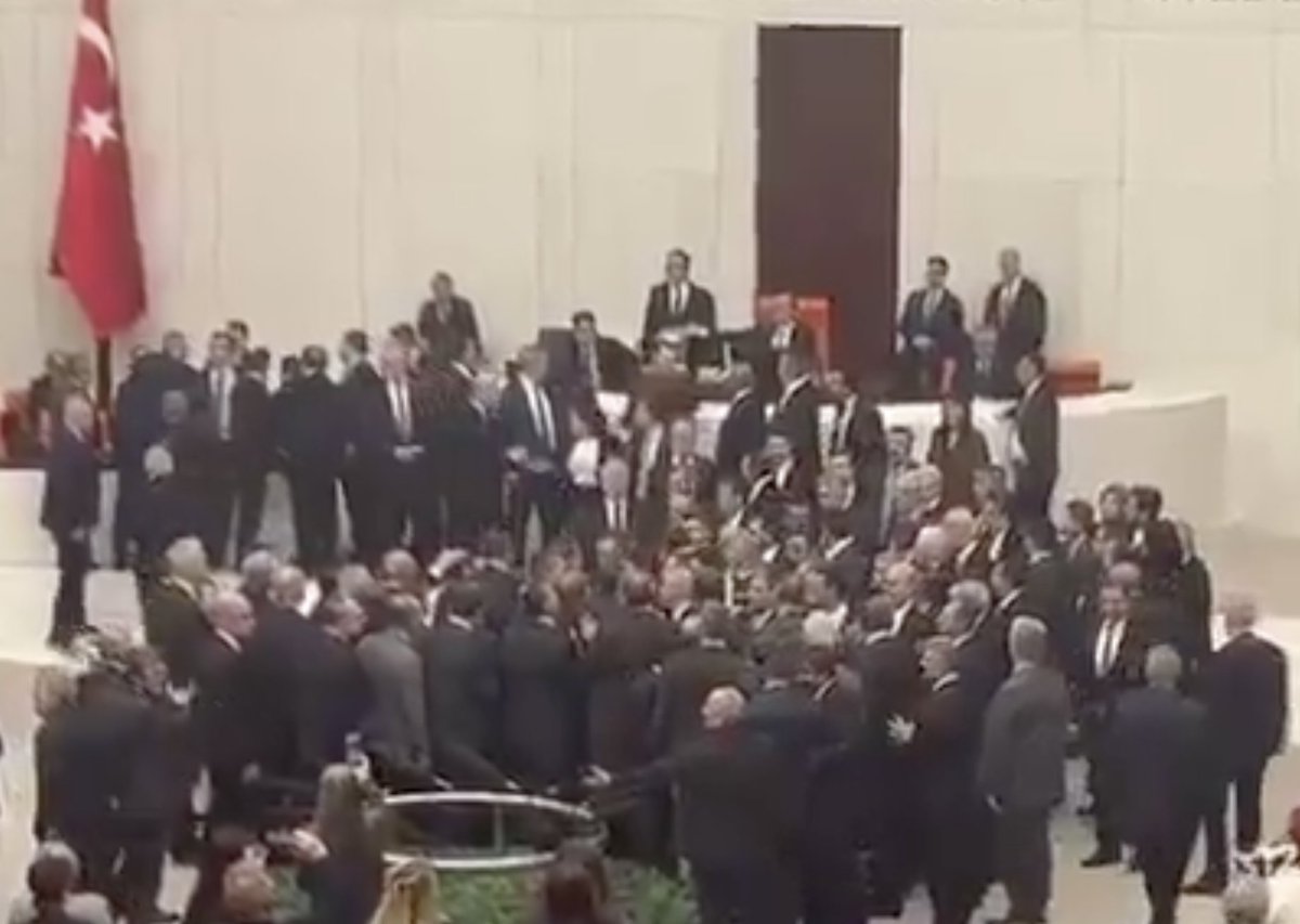 ozgurbursali's tweet photo. CHP Yönetimini, vatan-millet konularında, FETÖ konusunda, NATO konusunda Kürsüye hücum ederken görmüyoruz.  

Ama hukuki bir işlem yapılırken, Kürsü işgali yapıyorlar.  

Neyse ki, Özgür Özel yönetiminin Meclis eşkıyalığını benimsemeyen ve işgal eylemine katılmayan CHP'li milletvekilleri de var.