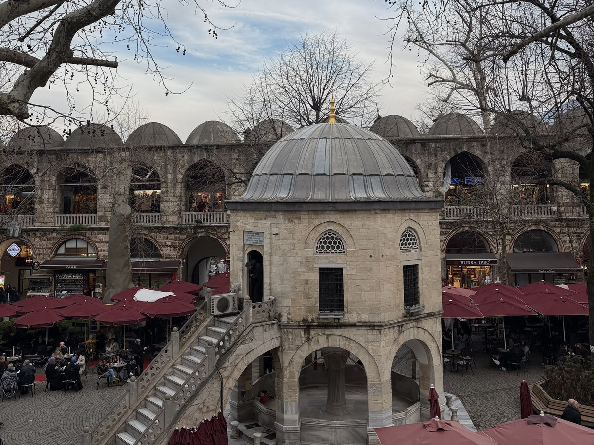 seninle şurada kahve içme hayalim vardı o da sen gelene kadar işletmeler kapandı zaten