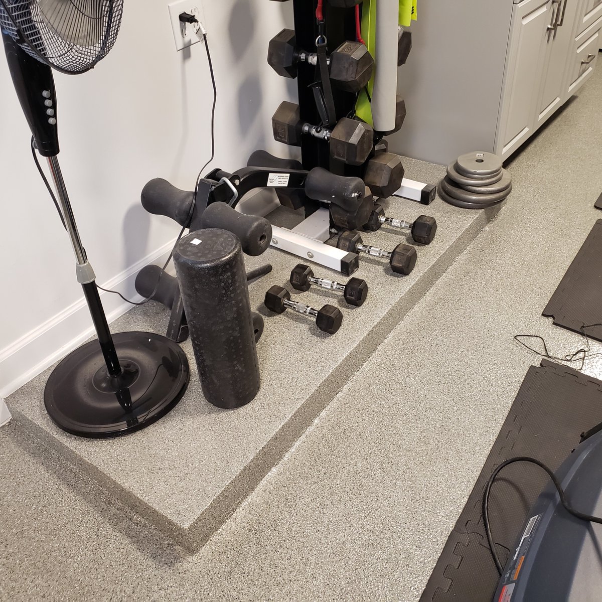 Winter home improvement tip: coat your basement floor!
 With BROADLEAF FLOORING in Westchester, IL, you can choose from epoxy coatings, polished concrete, staining, or sealing. Call us at 708-344-7866 and let’s get started! 🏠🔥