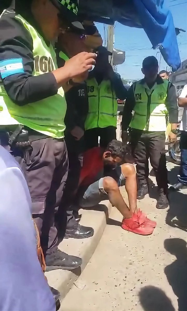 ALopezAlcalde's tweet photo. Hoy, la Policía M. de #ElProgresoYoro aprehendió a un individuo que venía amedrentando y robando a ciudadanos y pequeños negocios en el centro.
Fui claro: nuestros emprendedores y progreseños deben caminar libres y seguros. Mano firme contra la delincuencia en nuestra ciudad. https://t.co/JCdbSnbdIr