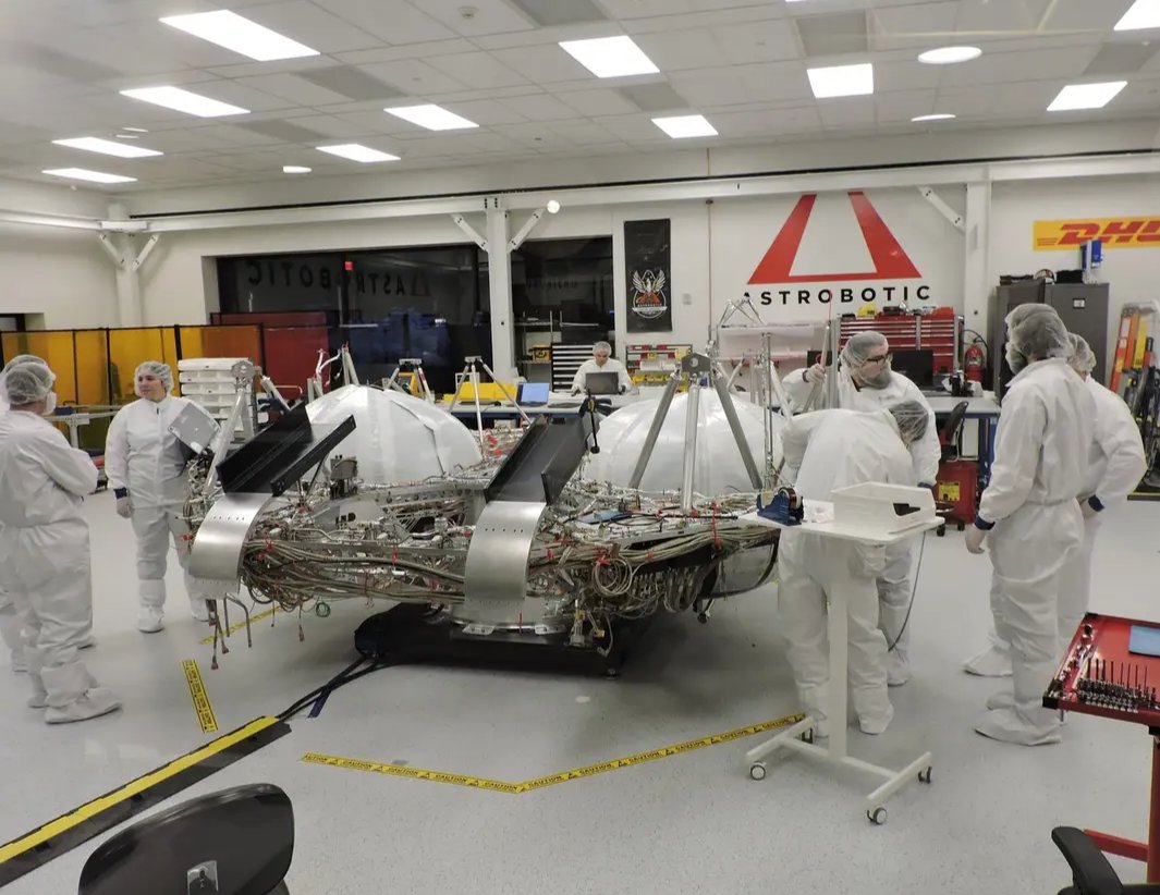 Update on <a href="/Astrobotic/">Astrobotic</a> 's Griffin-1 Lunar Lander development progress according to Eric Fisher on SpaceHipsters:
The two fuel tanks are now installed in the vehicle's frame.The two downward curving channels are part of ramps that will hold <a href="/Astrolab_Space/">Astrolab</a> 's Flip rover #ToTheMoon