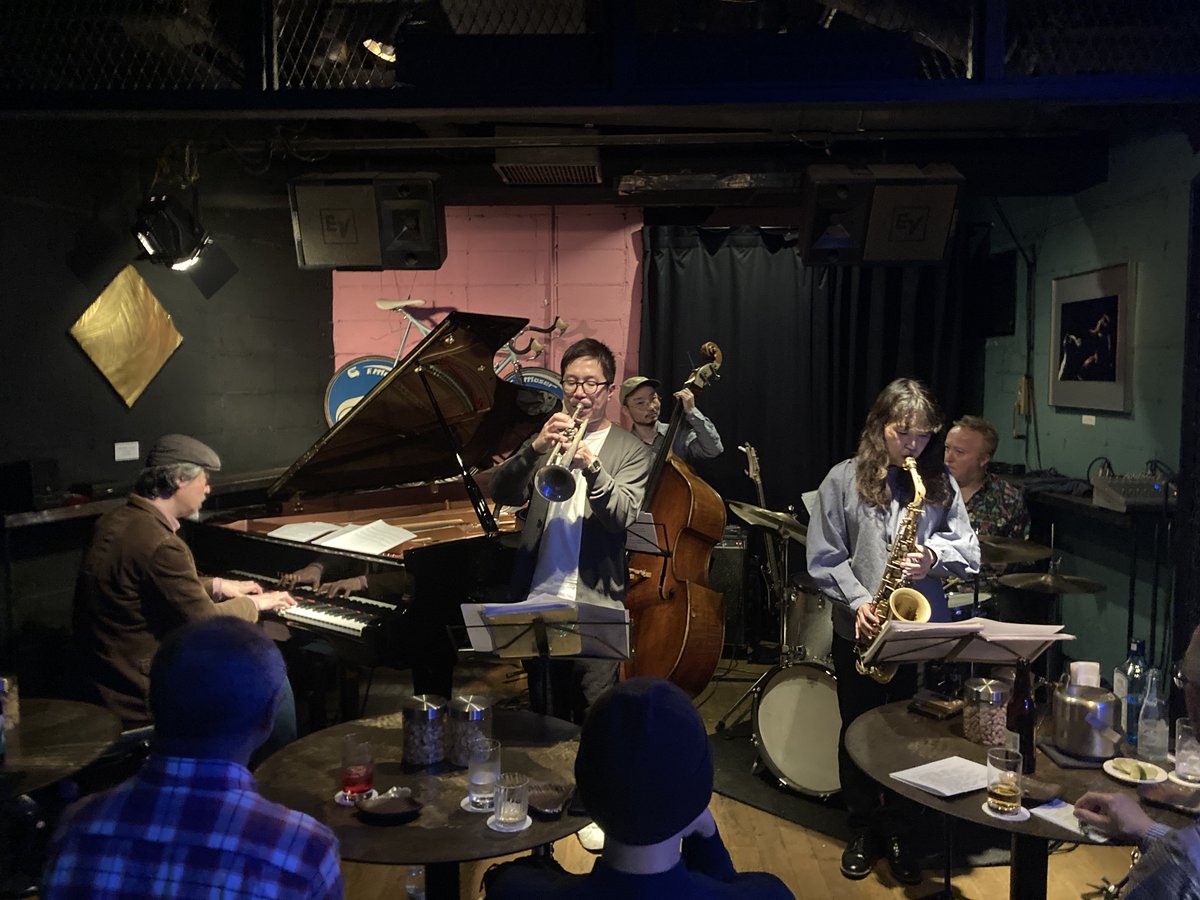 宮上啓仁 QUINTETライヴ終了。宮上オリジナルに鬼才エルメール・パスコアールのナンバー。当店ではすっかりお馴染みの精鋭五人の織りなす二管フロントならではのゴージャスなサウンドが満席の店内に、連発するクールなソロ、店内拍手喝采歓喜の声、とっても楽しい激熱ライヴでした。次回は6/4です。