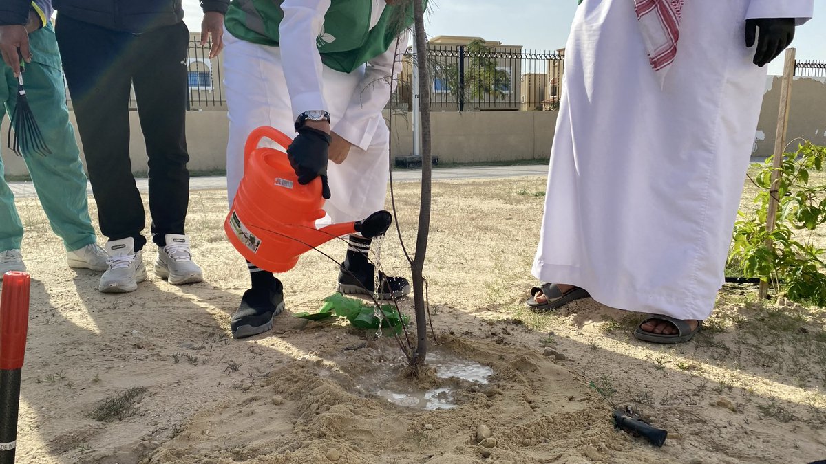 تم اليوم الاربعاء 11 فبراير 2026 عمل برنامج الجولات التثقيفية البيئية في مدرسة العلا الثانوية البرنامج كان عن التوعية بأهمية الحفاظ على البيئة، النباتات المحلية، ري النباتات ورعايتها.