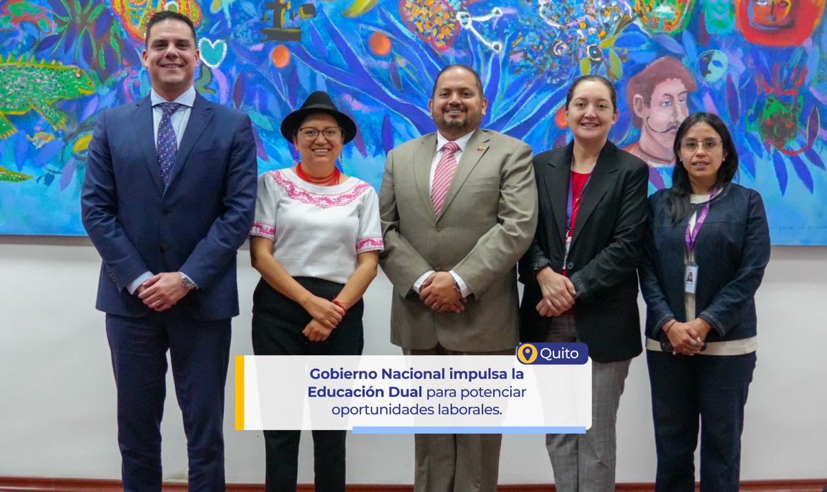 Educacion_Ec's tweet photo. 📍[QUITO] Los viceministros Juan Carlos Rodríguez y @AbJltorres, junto a representantes de la @Vice_Ec, mantuvieron una reunión para conocer sobre la implementación de la Educación Dual a nivel Nacional.

✔️ La formación dual combina los estudios académicos con la práctica, buscando la vinculación efectiva entre el sistema educativo y el sector productivo.

Trabajamos de manera articulada para que los jóvenes adquieran habilidades reales y estén listos para los desafíos del mundo laboral. 🤝🇪🇨

#ElNuevoEcuador