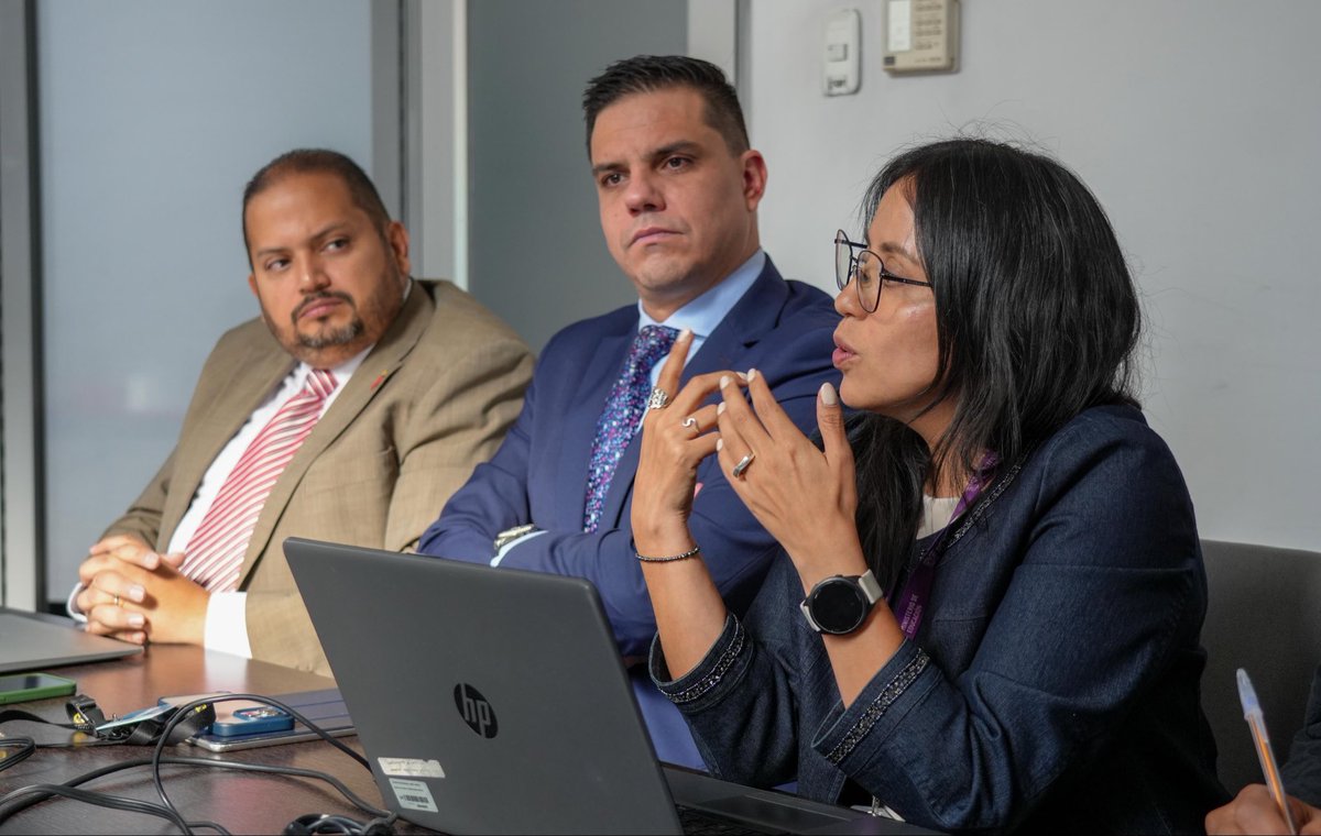 Educacion_Ec's tweet photo. 📍[QUITO] Los viceministros Juan Carlos Rodríguez y @AbJltorres, junto a representantes de la @Vice_Ec, mantuvieron una reunión para conocer sobre la implementación de la Educación Dual a nivel Nacional.

✔️ La formación dual combina los estudios académicos con la práctica, buscando la vinculación efectiva entre el sistema educativo y el sector productivo.

Trabajamos de manera articulada para que los jóvenes adquieran habilidades reales y estén listos para los desafíos del mundo laboral. 🤝🇪🇨

#ElNuevoEcuador
