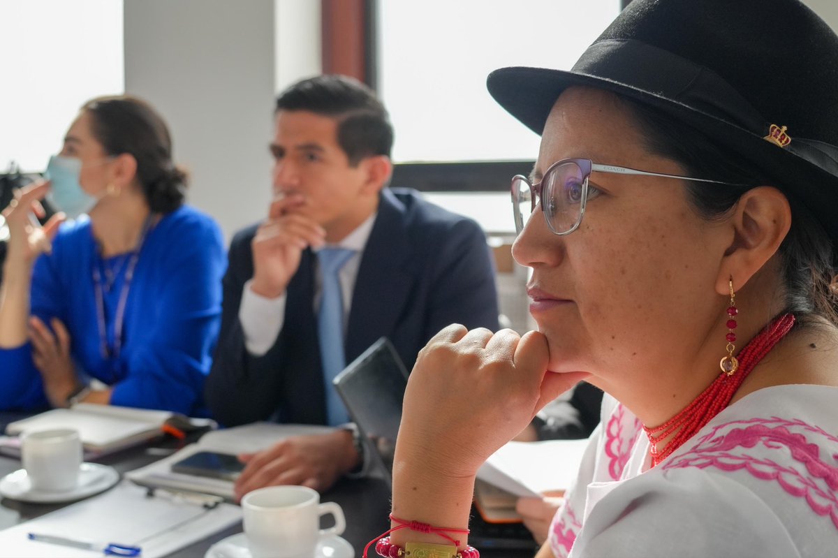 Educacion_Ec's tweet photo. 📍[QUITO] Los viceministros Juan Carlos Rodríguez y @AbJltorres, junto a representantes de la @Vice_Ec, mantuvieron una reunión para conocer sobre la implementación de la Educación Dual a nivel Nacional.

✔️ La formación dual combina los estudios académicos con la práctica, buscando la vinculación efectiva entre el sistema educativo y el sector productivo.

Trabajamos de manera articulada para que los jóvenes adquieran habilidades reales y estén listos para los desafíos del mundo laboral. 🤝🇪🇨

#ElNuevoEcuador
