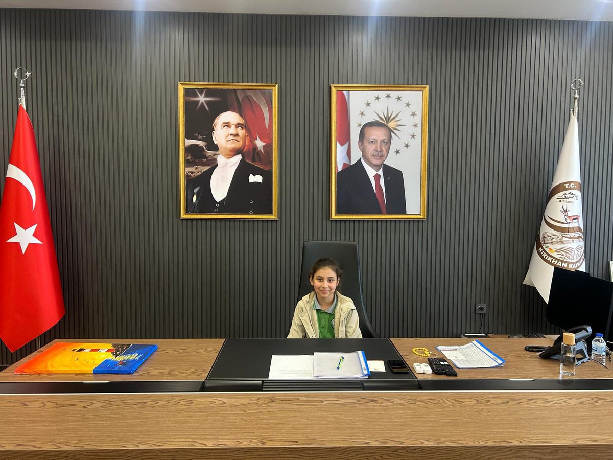 24 Kasım Öğretmenler Günü İlçe Resim Yarışması’nda 1. olan ve Kaymakam olmak isteyen Coşkun Öz İlkokulu 3. sınıf öğrencimiz Asya TAŞ, babası Erkan TAŞ ve öğretmenimiz Mehmet Ali YALÇIN, Kaymakamımız Sayın Ayhan AKPAY’ı makamında ziyaret ettiler. Yaptığı resmi Kaymakamımıza takdim