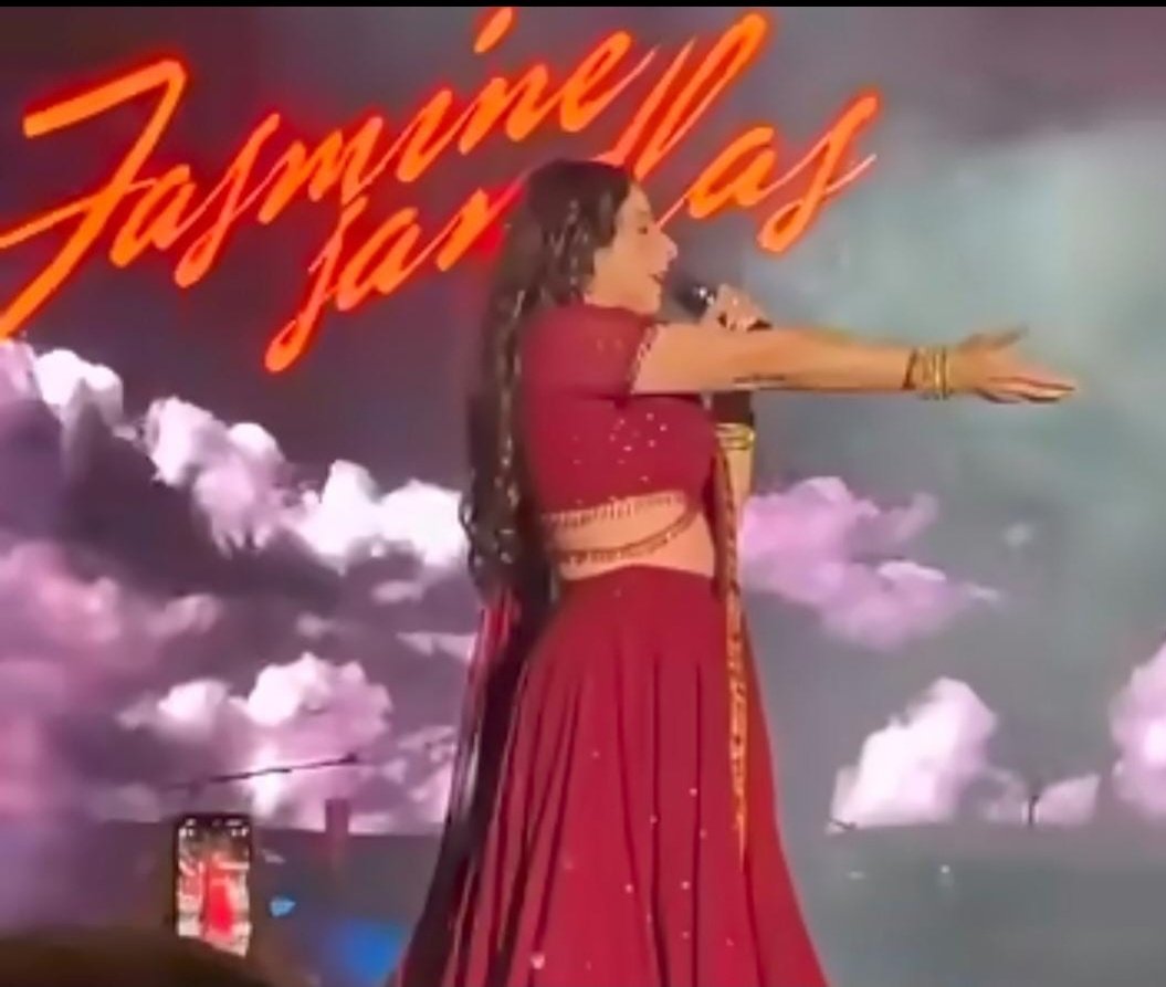 धुरंधर फिल्म में “शरारत” जैसे हिट गाने देने वाली Singer जैस्मीन सैंडलस ने सचमुच सबका दिल जीत लिया।

दिल्ली में एक कॉन्सर्ट के दौरान उन्होंने देखा कि भीड़ में दो लड़के कुछ लड़कियों के साथ बदतमीजी कर रहे हैं। यह देखकर जैस्मीन ने तुरंत शो रोक दिया।

सुरक्षाकर्मियों को बुलाकर