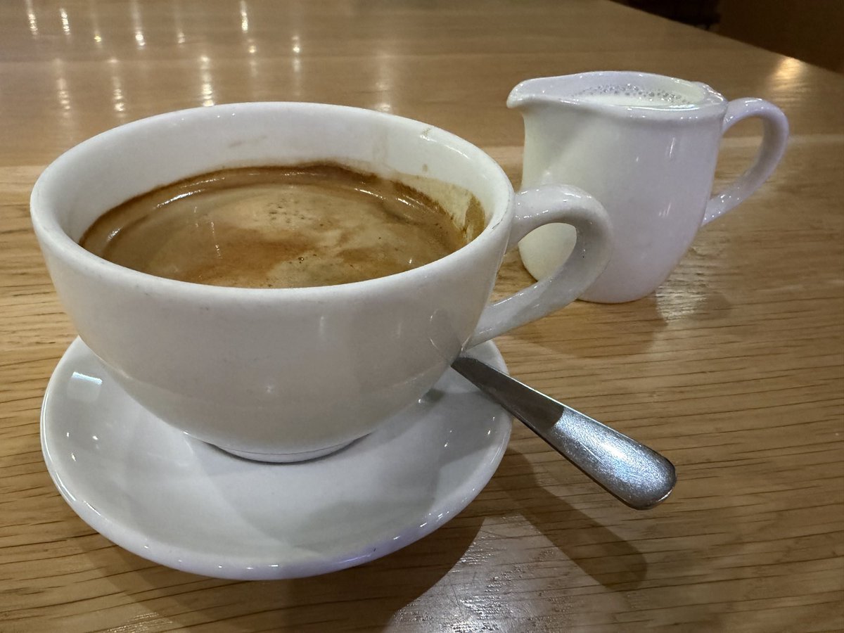 DuckWabbit's tweet photo. I see that @nu_food once again can’t afford decent crockery even though their prices are premium level. Shame. We should take up a collection for them. Perhaps Virgin Active SA would like to either contribute or give them a discount on their rental. https://t.co/pwZ3H3beqv