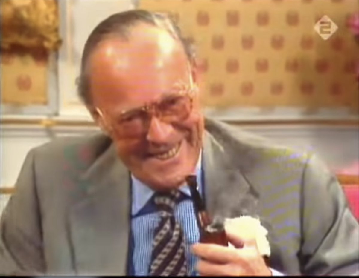 Er gaat een tongue-in-cheek urban legend rond, dat prins Bernhard altijd een koffer met geld meenam op buitenlandse trips, voor het geval hij ergens een geheim agent moest betalen.
#NWD