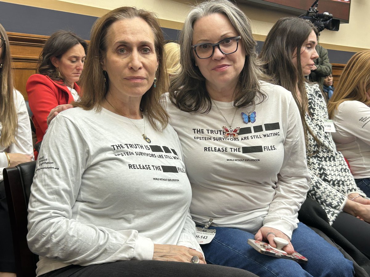 ClaireMeynial's tweet photo. @LePoint @Cdanslair Voilà le t-shirt que portent les victimes dans la salle « Là vérité… les victimes d’Epstein attendent toujours… publiez les dossiers » @LePoint https://t.co/hztQ3uArWf