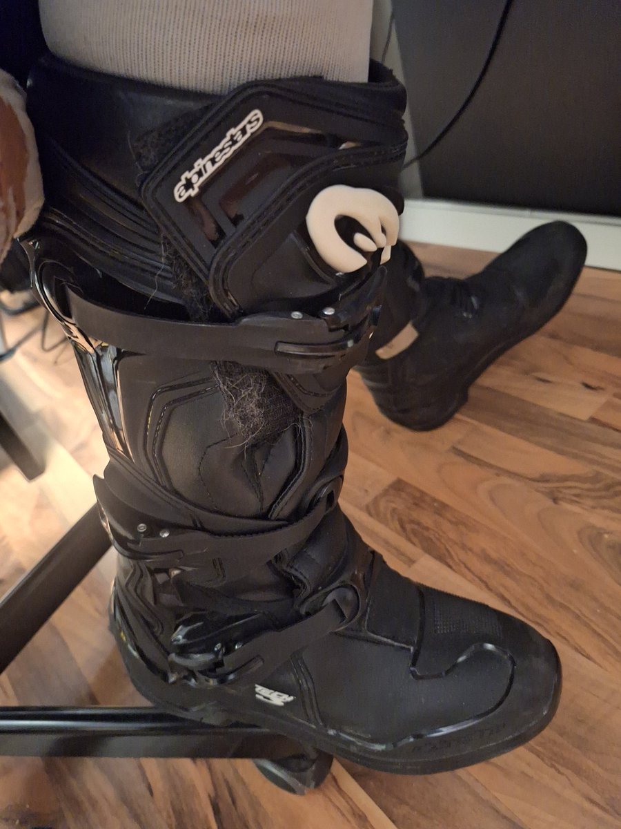 Here comes the airplane Jäger!, (there is no tricks or grenades, just love ♥️ 🍝)
.
Gotta feed the German Aviator 🇩🇪🕸️