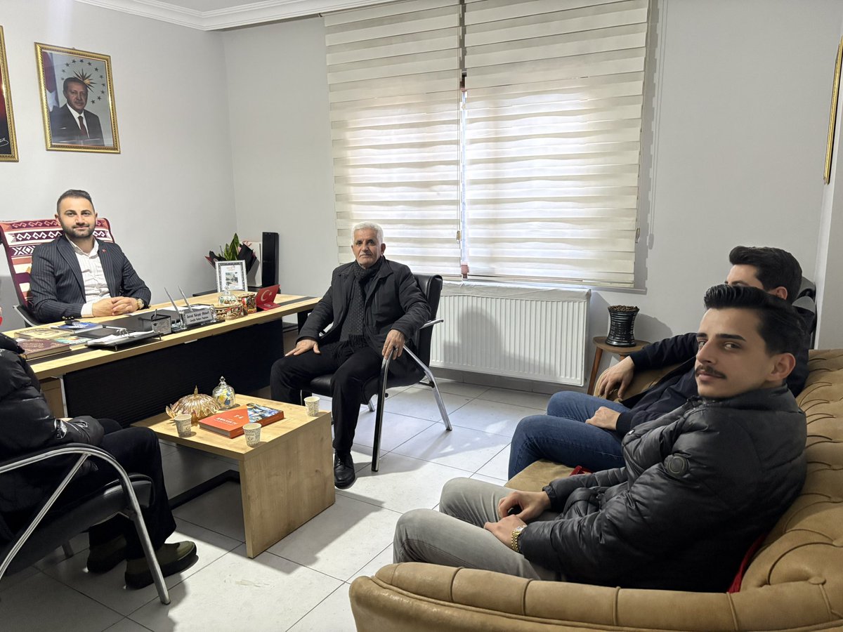 Akgencyova's tweet photo. 📍 Yüksekova İlçe Başkanlığı 

İkiyaka Köyü sakinlerinden, şehit ailelerimizin kıymetli yakınları Sayın Halil Aykut ve ailesi, İlçe Gençlik Kolları Başkanlığımız Sn. @srvtkrstakkurt ‘u ziyaret ettiler.

Ziyaret sırasında Başkanımız, şehitlerimizin bizlere emaneti olan ailelerimizin her zaman başımızın tacı olduğunu, daima yanlarında olmaya devam edeceğimizi ifade ettiler.

Bu vatan uğruna canlarını feda eden tüm şehitlerimizi rahmet ve minnetle anıyor; mekânlarının cennet, makamlarının âli olmasını diliyoruz.

Bizler AK Gençlik Ailesi olarak, milletimizin emrinde, vatanımızın hizmetinde; birlik, beraberlik ve kardeşlik ruhuyla el ele, omuz omuza yürümeye kararlılıkla devam edeceğiz. 🇹🇷
@RTErdogan @AKGenclikGM
