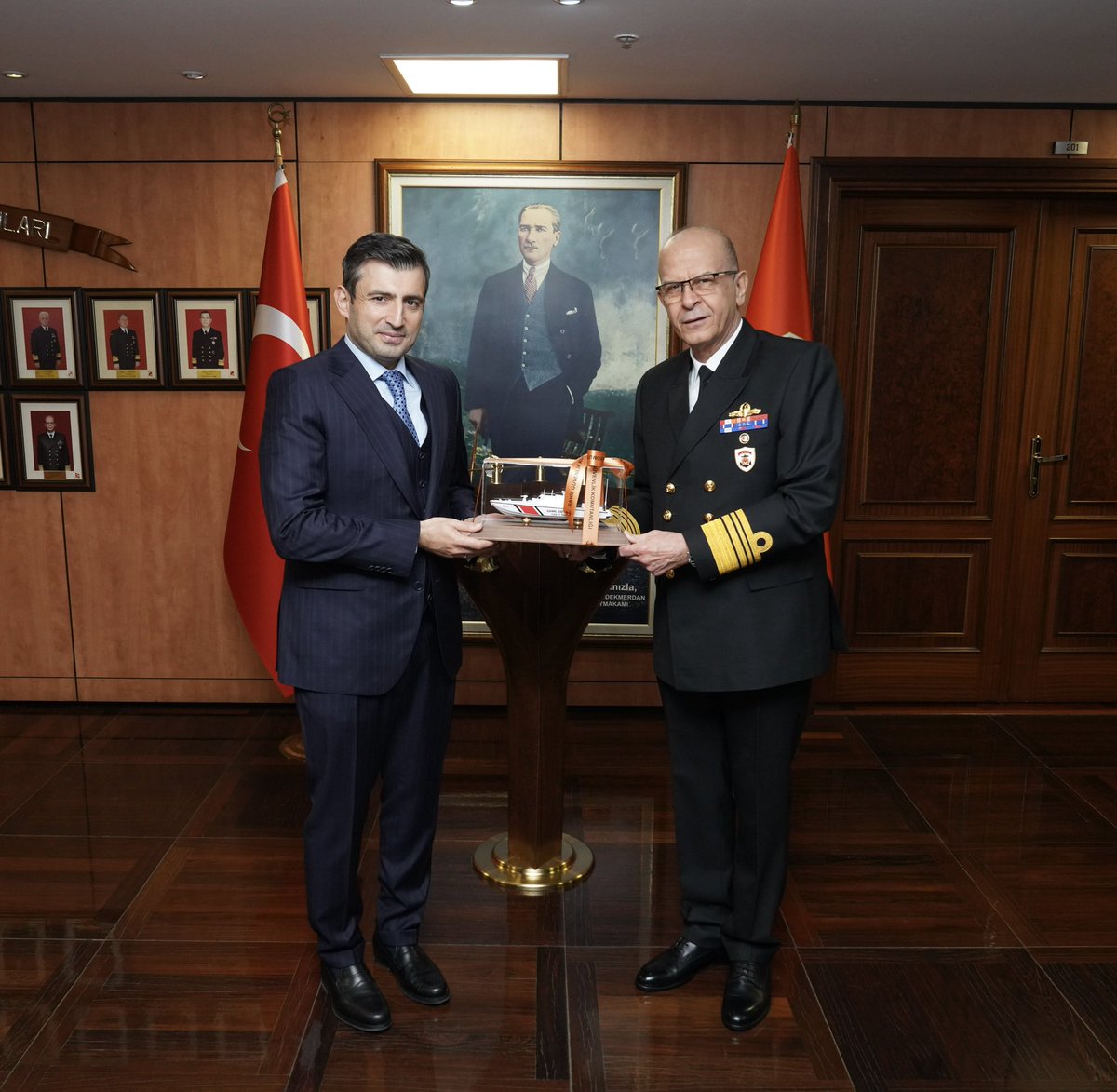 sahilguvkom's tweet photo. BAYKAR Yönetim Kurulu Başkanı  Sayın Selçuk BAYRAKTAR ve beraberindeki heyet Komutanlığımızı ziyaret etmişlerdir.
📍Ankara
🗓11 Şubat 2026
#SahilGüvenlik
#CoastGuard https://t.co/aBP7INJvaG