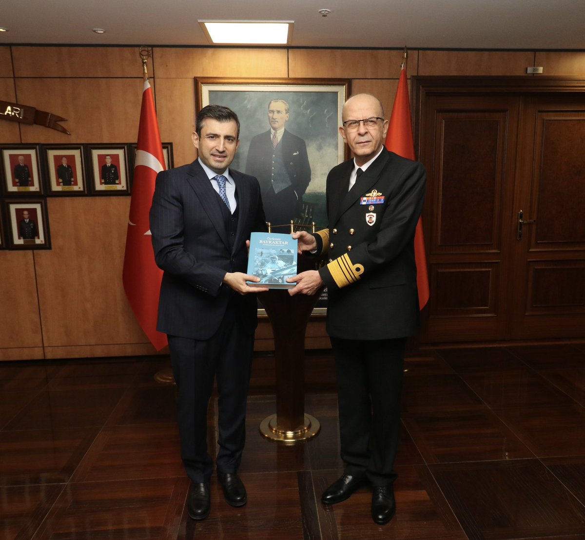 sahilguvkom's tweet photo. BAYKAR Yönetim Kurulu Başkanı  Sayın Selçuk BAYRAKTAR ve beraberindeki heyet Komutanlığımızı ziyaret etmişlerdir.
📍Ankara
🗓11 Şubat 2026
#SahilGüvenlik
#CoastGuard https://t.co/aBP7INJvaG
