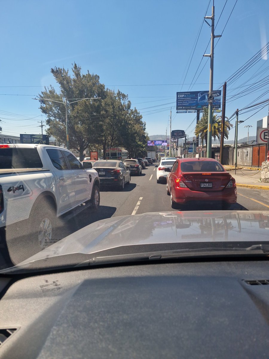 Rojonotecallen's tweet image. La roosevelt en cualquier horario. Inicia en trébol con 4 carriles, ingresando a mixco se cierra a 3 y llegando a la interamericana cierra a 2. Y aún hay mulas que quieren meter buses sin tirar un solo árbol y quitándole 1 carril a cada tramo descrito.