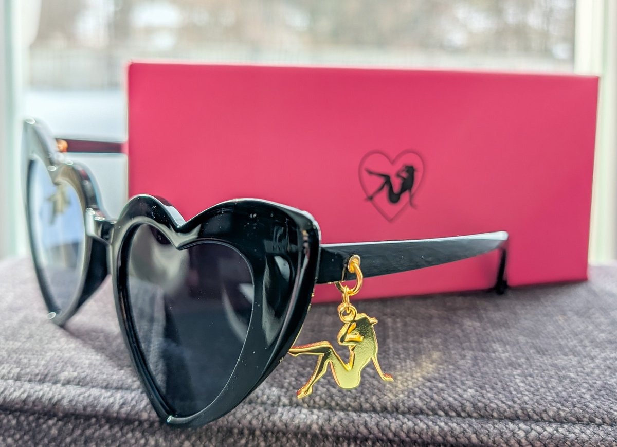 _dereondiva's tweet photo. just got my Valentine's Day drop from @shopbeyonce and omg these glasses are so cute?!!! plus the box 💕💕💕💕 #beymine https://t.co/2akjC3iWKg