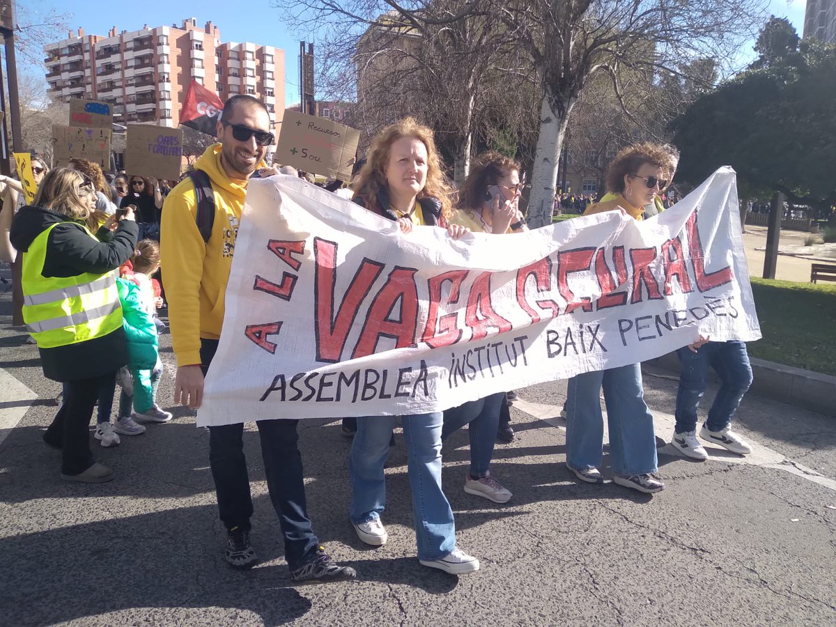 jordimartifont_'s tweet photo. Avui, hem fet una de les vagues educatives més grans de la història recent de Catalunya. Tancades, piquets, talls de vies de comunicació i cinc manifestacions mtitudinàries. Ara toca a @socialistes_cat moure fitxa i, si no, cinc dies al març que seran com mai han estat. Som-hi!!! https://t.co/y8bOPWyhAP