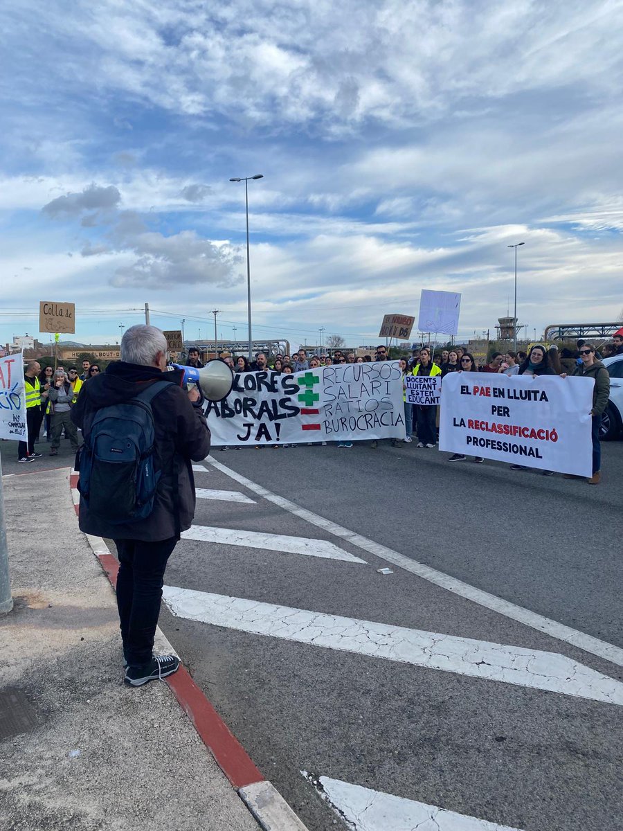 jordimartifont_'s tweet photo. Avui, hem fet una de les vagues educatives més grans de la història recent de Catalunya. Tancades, piquets, talls de vies de comunicació i cinc manifestacions mtitudinàries. Ara toca a @socialistes_cat moure fitxa i, si no, cinc dies al març que seran com mai han estat. Som-hi!!! https://t.co/y8bOPWyhAP