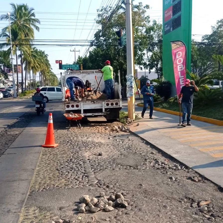 ¡Estamos #TrabajandoPorTi en la reparación de nuestras vialidades! 🚧⚒️

Día a día recorremos la ciudad para mantener calles y avenidas en óptimas condiciones, y así brindarte traslados más seguros.

¡Con tu #BuenPago seguimos avanzando en la construcción de #OtroColimaPorTi! 🙌