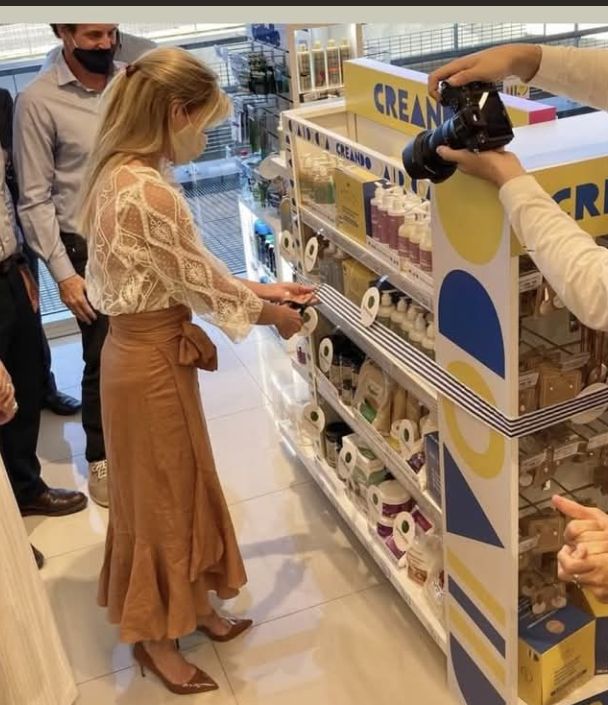 wiyanieri's tweet image. Los blancos enojados por la publicidad de las mejoras en Salud Publica. 
Se olvidaron de la patética inauguración de la entonces esposa del presidente Lacalle, Lorena Ponce de León, la góndola de una farmacia.
Nos reímos o lloramos ?