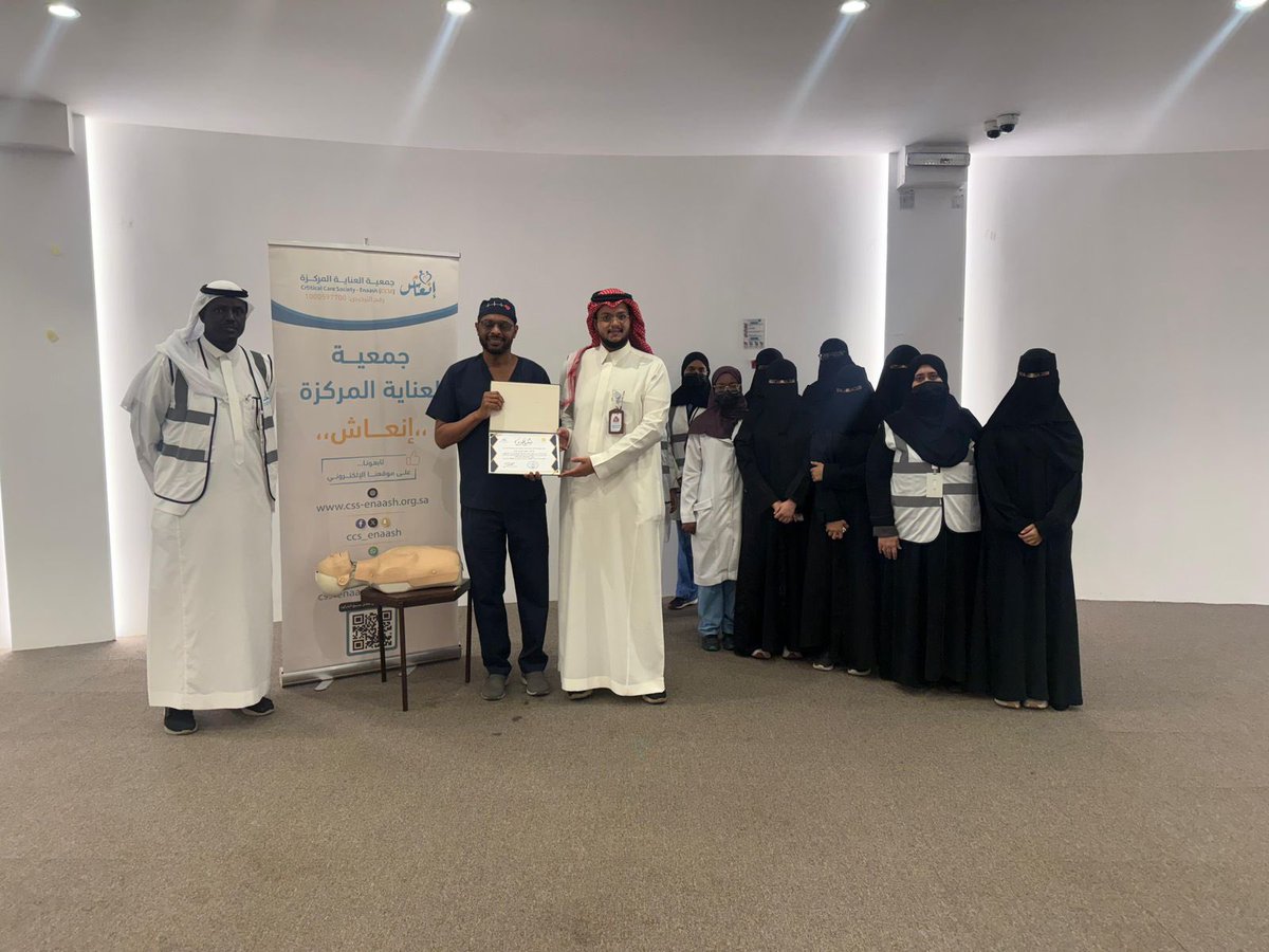 CCS_Enaash's tweet photo. خبر | إنعاش

أقامت الجمعية اليوم برنامجًا تدريبيًا بعنوان «تأهيل المتطوع الصحي لخدمة ضيوف الرحمن في موسم رمضان»، وذلك في إطار حرصها على رفع كفاءة المتطوعين الصحيين وتمكينهم من تقديم خدمات نوعية وآمنة لضيوف الرحمن خلال شهر رمضان المبارك.

وجاء تنفيذ البرنامج بشراكة مع مستشفى الدكتور عواض البشرى، حيث تضمن البرنامج محاور تدريبية متخصصة تهدف إلى تعزيز الجاهزية الميدانية، وتنمية المهارات الصحية الأساسية، بما يسهم في دعم المنظومة الصحية وخدمة المعتمرين بكفاءة عالية.

|#جمعية_العناية_المركزة_إنعاش #مستشفى_الدكتور_عواض_البشري #خبر |
@bishrihospital