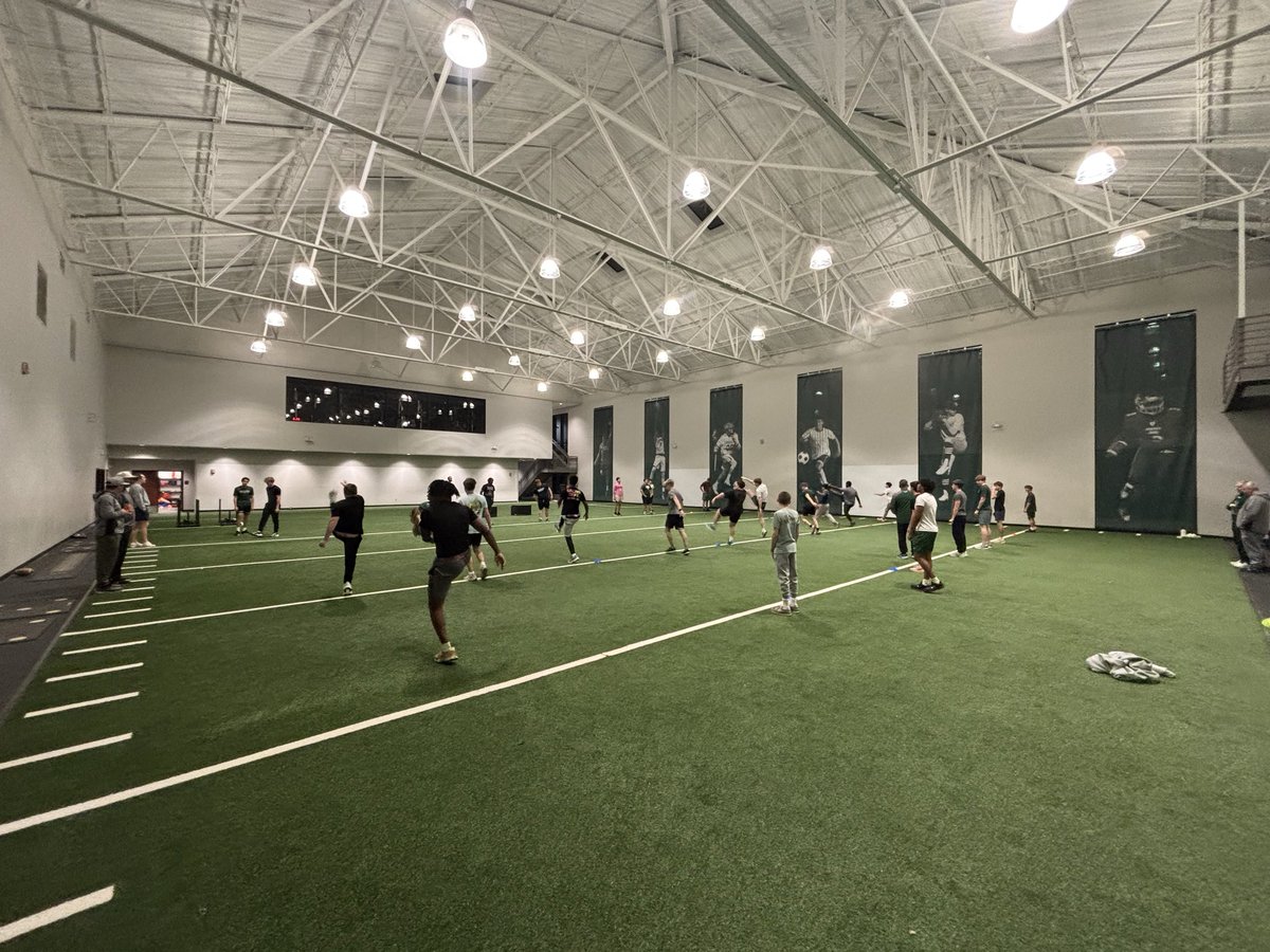 notlocalexander's tweet photo. Great turnout this morning for first Spring workout! #BetterEveryday #ChristSchool #Greenies https://t.co/sKjEntHiKo