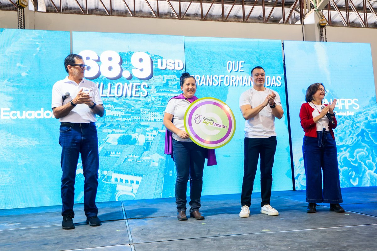 Adnecuadorok's tweet photo. El Presidente @danielnoboaok está moviendo la economía donde realmente importa: en el territorio. 🙋🏻‍♀️🇪🇨🧬

USD 62 millones ya están activando la economía popular y solidaria en todo el país  

Y no es menor: 57 de cada 100 dólares entregados hoy están en manos de mujeres que producen, emprenden y sostienen a sus comunidades  

Además, más de 2.400 mujeres rurales ya accedieron a USD 6,9 millones a través de AgroVioleta para fortalecer su trabajo en el campo.

Esto es liderazgo con dirección clara.
Es acceso donde antes había exclusión.
Es financiamiento que genera independencia.

Cuando el crédito llega al campo, al emprendimiento y a las mujeres que sostienen la economía real, el país avanza.

#ElNuevoEcuador
#ADN7