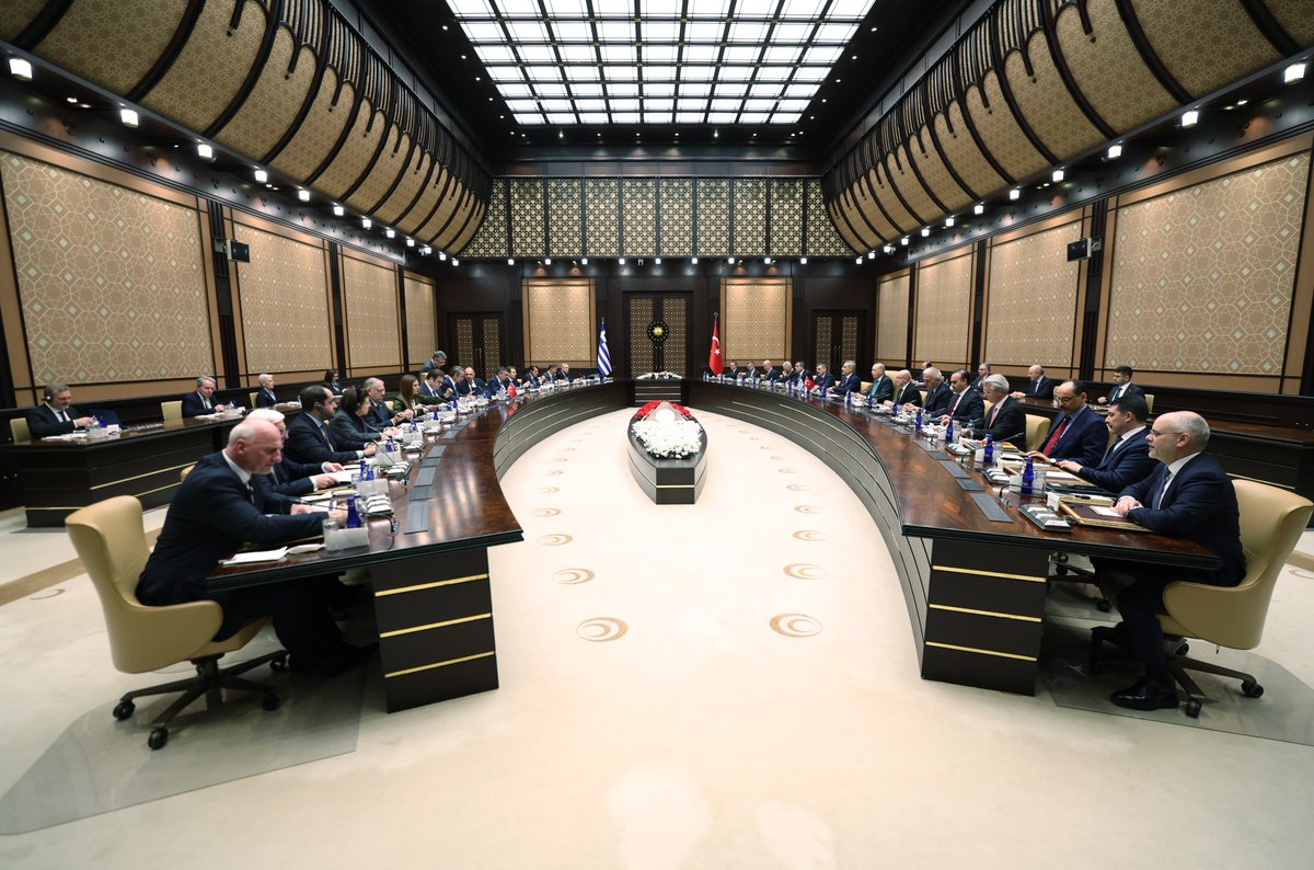 RTErdogan's tweet photo. Bugün Yunanistan Başbakanı Sayın Kiryakos Miçotakis ile Ankara’da bir araya geldik.

Pozitif gündem maddeleri üzerinden ilişkilerimizi nasıl ileriye taşıyabileceğimizi etraflıca değerlendirdik.                                                                                       

Geçtiğimiz yıl yaklaşık 7 milyar dolara ulaşan ikili ticaretimizi 10 milyar dolara çıkarma hedefimiz doğrultusunda çalışmaya devam ediyoruz.

Kabul ettiğimiz belgelerin ilişkilerimizin ahdi zeminini daha da pekiştirmesini temenni ediyorum.

Münasebetlerimizin beşerî unsurunu teşkil eden azınlıklar konusunda tarihî sorumluluk bilinciyle hareket etmemiz gerekiyor.

Batı Trakya Türk azınlığının dinî özgürlükler ve eğitim imkânlarından tam olarak yararlandırılması konusundaki beklentilerimizi Sayın Başbakan’la paylaştım.

Görüşmemizde Ege ve Doğu Akdeniz’e ilişkin tutumlarımızı bir kez daha açık ve samimi şekilde ele aldık.

İki NATO müttefiki olan Türkiye ve Yunanistan, güvenlik ve istikrara tehdit teşkil eden birçok gelişmeyle karşı karşıyadır.

Türkiye olarak Avrupa’da son dönemde başlatılan savunma girişimlerinde yer almamızın müşterek menfaatimize olduğunu düşünüyoruz.

Sayın Başbakan’la Gazze’deki ateşkes süreci ve Barış Planı başta olmak üzere bölgesel gelişmeleri de değerlendirdik.

Suriye’de istikrarın tesisi ve bu kardeş ülkenin bölgede barışa katkı sunan bir konuma süratle ulaşması için yapılabileceklere de değindik.

İki komşu ve müttefik olarak iş birliğini temel alan bir anlayışla diyalog kanallarını açık tutmamızın gerektiğine yürekten inanıyorum.