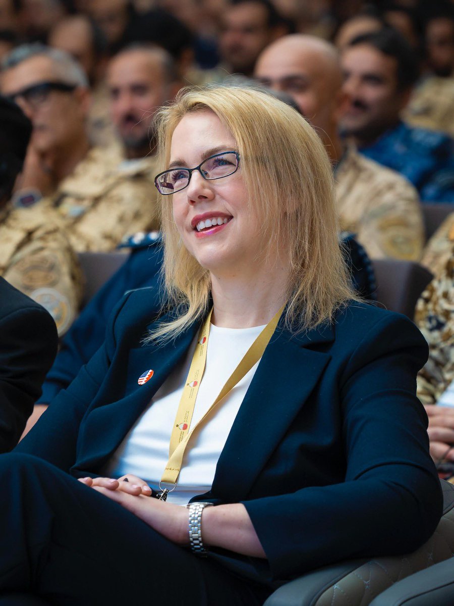 شاركت السفيرة ستيفاني هاليت في النسخة الثانية من ملتقى الدفاع والأمن الوطني، الذي نظمه مجلس الدفاع الأعلى في مملكة البحرين.
واستعرضت السفيرة ستيفاني هاليت سبل البناء على الاتفاقية الشاملة للتكامل الأمني والازدهار(C-SIPA)، إلى جانب الشيخ خالد بن علي بن جابر آل خليفة، نائب مستشار