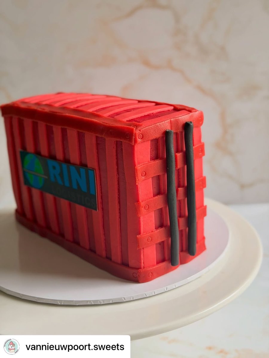 Deze prachtige Container cake is gemaakt door Nina van van Nieuwpoort Sweets. Ze versierde deze heerlijke taart met een eetbaar logo. 

#vannieuwpoortsweets #cakeprint #logotaart #eetbareprint