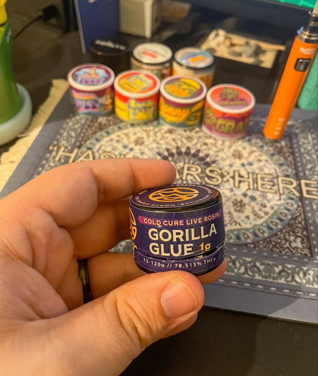 iColeJohnson's tweet photo. GORILLA GLUE ROSIN by WNC 🦍🔥

Straight gas on the nose ⛽️
FUNKY with a slight gassy exhale😮‍💨 
Hits heavy behind the eyes and glues you to the couch like it owes you money.

Clean melt. Loud terps.😤
Classic strain done RIGHT.

WNC didn’t miss on this one.

What’s everyone smoking on today?! 👀👇 #HeadzSpace #StonerFam #Mmemberville #weedtwt #stonertwt #rosin #weed